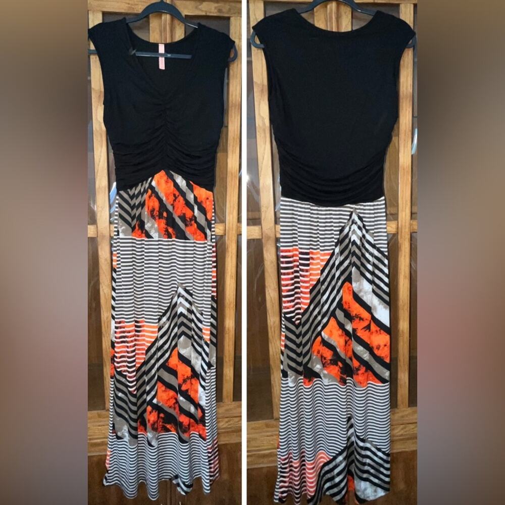 Gilli Floral Sleeveless V-Neck Maxi Dress 18-21” P2P